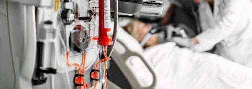 دستگاه دیالیز پیوسته کلیوی (CRRT) در کنار تخت بیمار ICU